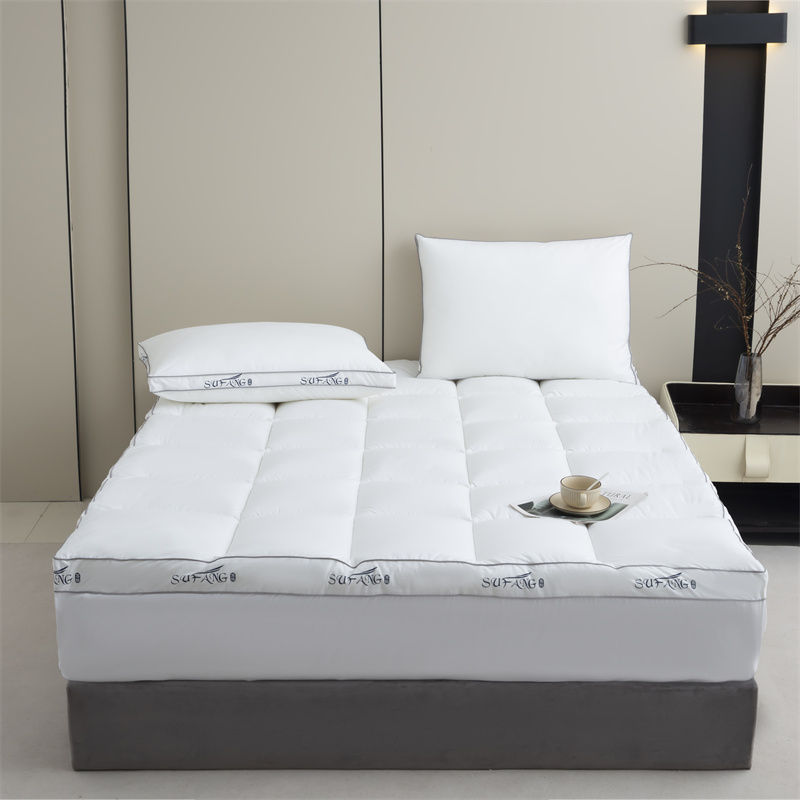 カスタマイズされた印刷ロゴのマイクロファイバーは配管マットレス トッパーが付いている 40s Downproof 生地を満たします